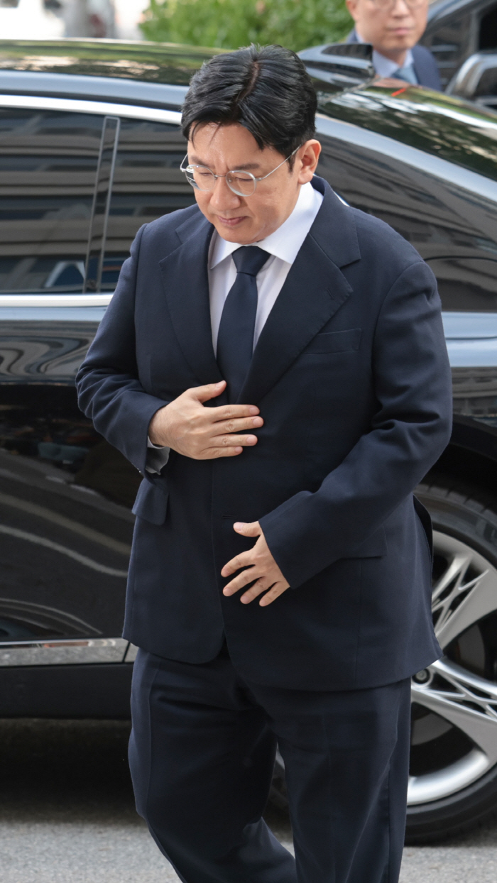 Bang Si-hyuk Summoned as Suspect in Pre-IPO Investor Fraud Case