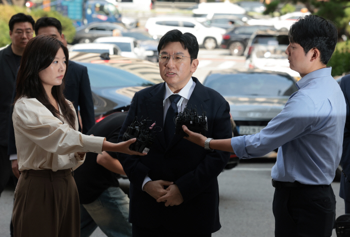Bang Si-hyuk Summoned as Suspect in Pre-IPO Investor Fraud Case