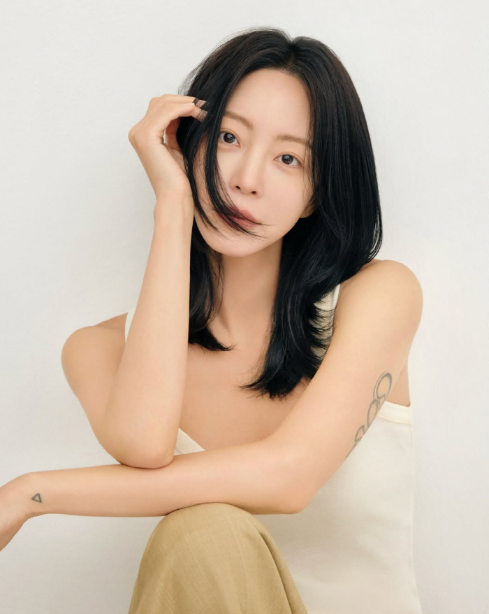 Han Ye-seul deleted her eyeliner tattoo and profile after 20 years..I'll do my best next year