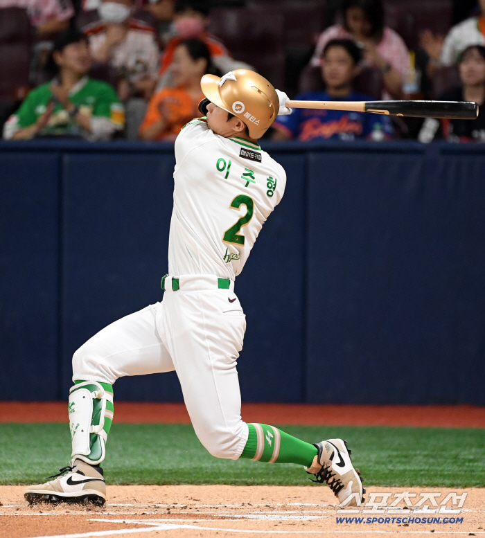 He was the successor of Lee Jung-hoo… 0.139 Terrible Slump, but I believe you'll still be a great player. Why?