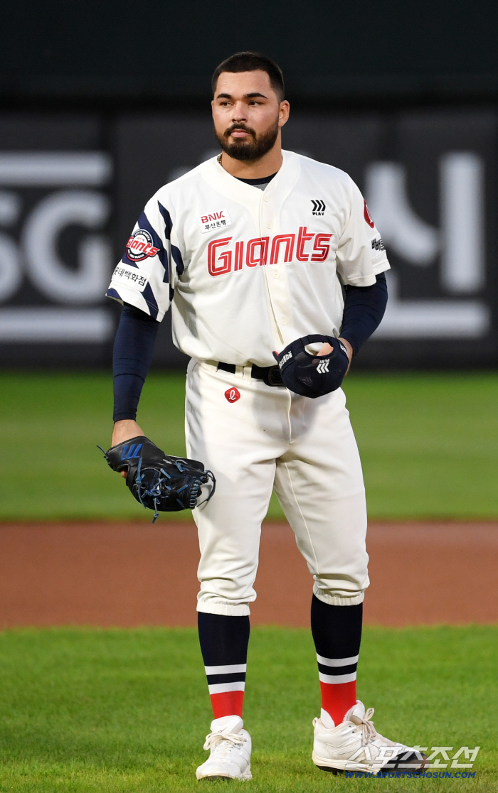 Invincible autumn baseball contractor, there was a reason why 8 runs suddenly collapsed. Lotte Shocked, Gamboa Elbow Abnormal