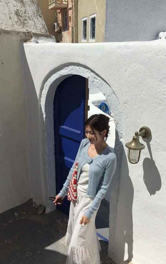 Jeong Somin showed off his innocent look from Santorini...The vacation outfit is fancy. 