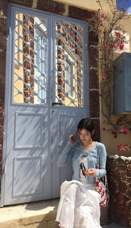 Jeong Somin showed off his innocent look from Santorini...The vacation outfit is fancy. 