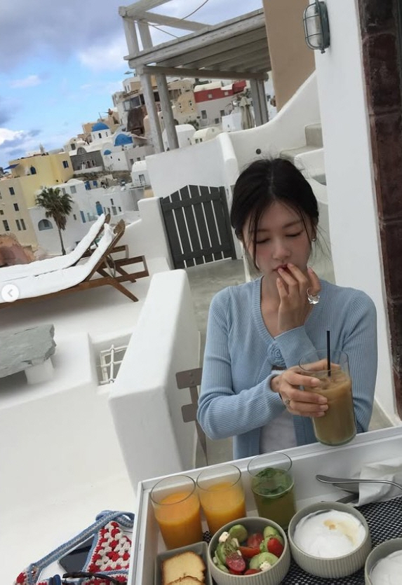 Jeong Somin showed off his innocent look from Santorini...The vacation outfit is fancy. 