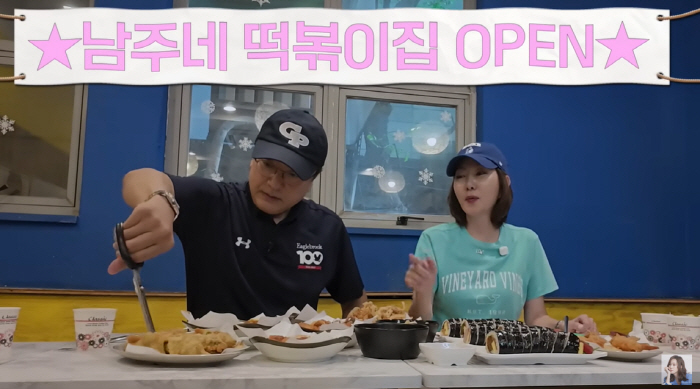 Kim Seung-woo's first broadcast appeared after controversy over the abolition of the 'One Meal Show'...♥ A tteokbokki mukbang with Kim Namjoo