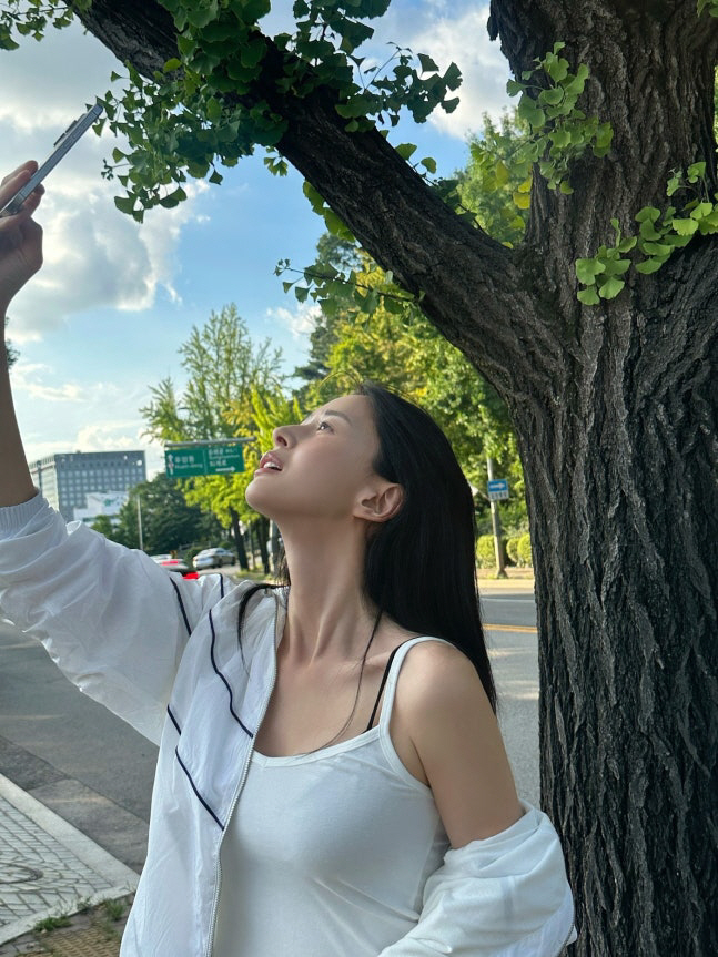 Kwon Na-ra in sleeveless clothes reveals her recent status with glamorous  refreshing look 