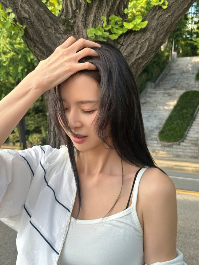 Kwon Na-ra in sleeveless clothes reveals her recent status with glamorous  refreshing look 