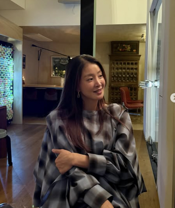 Lee Si-young, who is 8 months pregnant, is a D-line that can be seen with both arms..Comfortable Pregnant Women Fashion Revealed