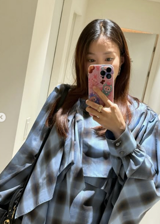 Lee Si-young, who is 8 months pregnant, is a D-line that can be seen with both arms..Comfortable Pregnant Women Fashion Revealed