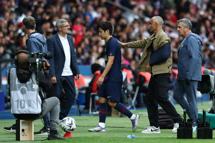 PSG is in trouble. Murder schedule injuries continue → Lee Kang-in is shocked by another ankle injury...Lance 20 → Tears despite winning all four games