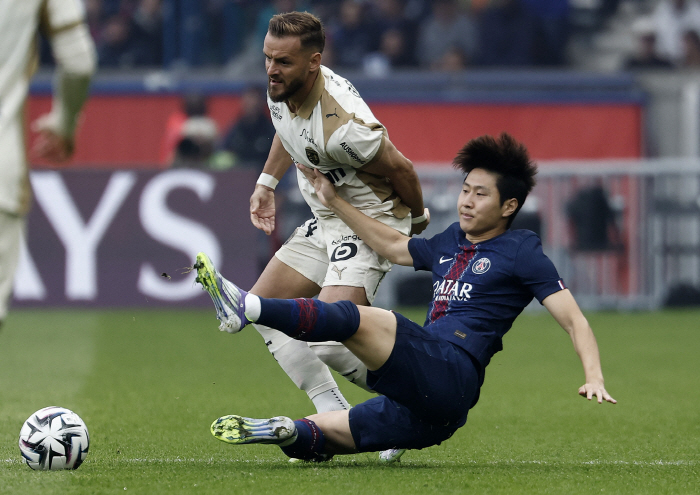 PSG is in trouble. Murder schedule injuries continue → Lee Kang-in is shocked by another ankle injury...Lance 20 → Tears despite winning all four games