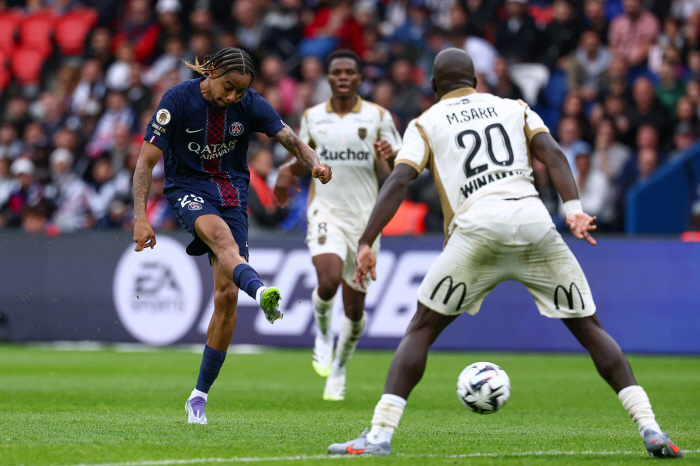 PSG is in trouble. Murder schedule injuries continue → Lee Kang-in is shocked by another ankle injury...Lance 20 → Tears despite winning all four games