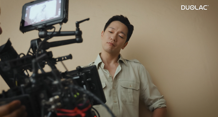 Son Seok-gu, charismatic and cheerful...Duolak reveals behind-the-scenes cut of the commercial shoot