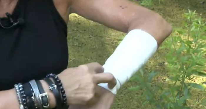 To save your dog... Woman fighting with alligator with bare hands, what is the result?