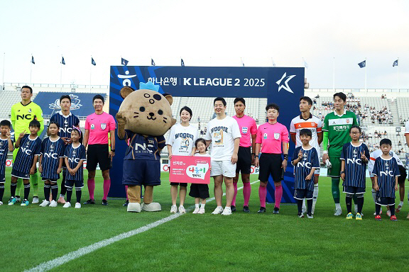 13,734 K League 2 Suwon Samsung, Full → Plus Stadium Award 2 winners...Highlights, Fan Friendly Club Award, Seoul E-Land Honored