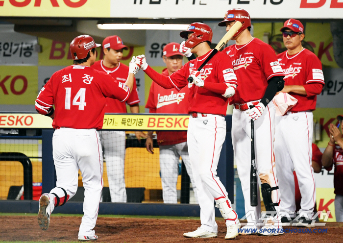 I can't believe it even when I see it. Back-to-back home run explosion, the real record came out