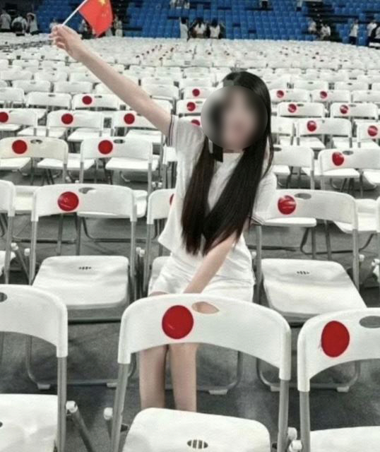 Isn't this a Japanese flag?A prestigious university puts public opinion on a white chair with a red circle