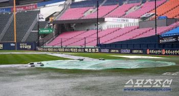 Jamsil Stadium, where thunder and lightning accompanied heavy rain, quickly formed a puddle