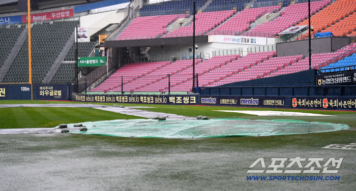 Jamsil Stadium, where thunder and lightning accompanied heavy rain, quickly formed a puddle
