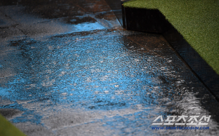 Jamsil Stadium, where thunder and lightning accompanied heavy rain, quickly formed a puddle