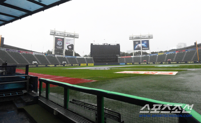 Jamsil Stadium, where thunder and lightning accompanied heavy rain, quickly formed a puddle
