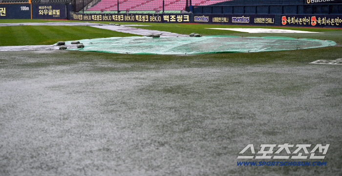 Jamsil Stadium, where thunder and lightning accompanied heavy rain, quickly formed a puddle