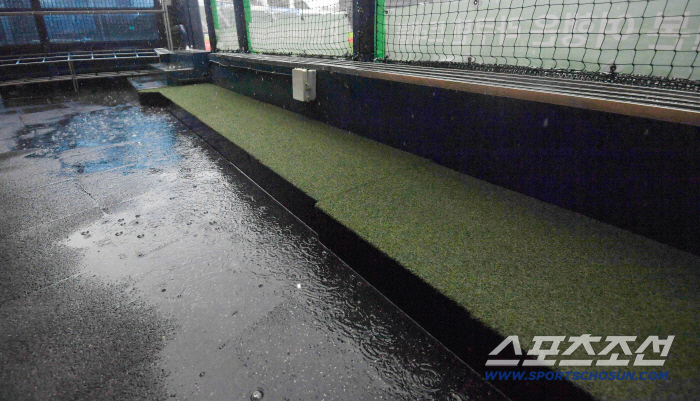 Jamsil Stadium, where thunder and lightning accompanied heavy rain, quickly formed a puddle