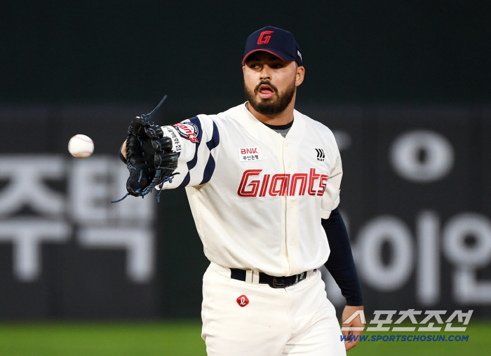 Lotte, thank God! Gamboa is fine → Velazquez goes to the bullpen