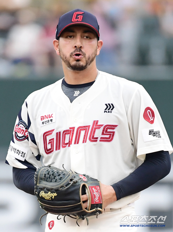 Lotte, thank God! Gamboa is fine → Velazquez goes to the bullpen