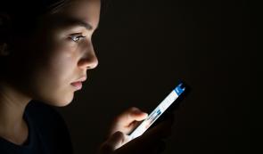 My habit of protecting my eyesight when I look at my phone at night