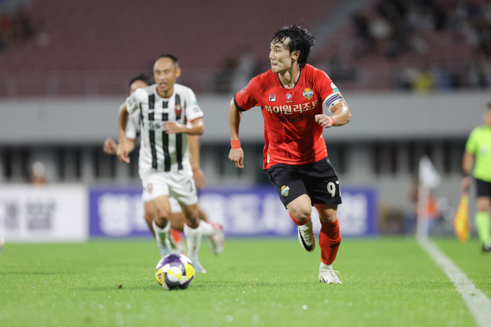  Kangwon's multiplayer Lee Yoo-hyun, 29th round of K-League 2, star of K-League 2, is Denison of Asan, Chungcheongnam-do