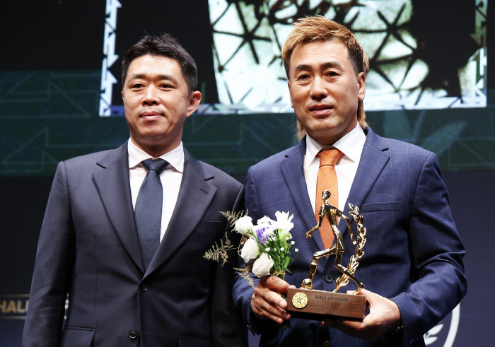 Oh! Another impression delivered by father Yoo Sang-chul's son, Chairman Chung Mong-joon's whip only when Japan wins…Kim Joo-sung → Kim Byung-ji → Dejan → Kim Ho, coach of the 2nd K League Hall of Fame, was inducted