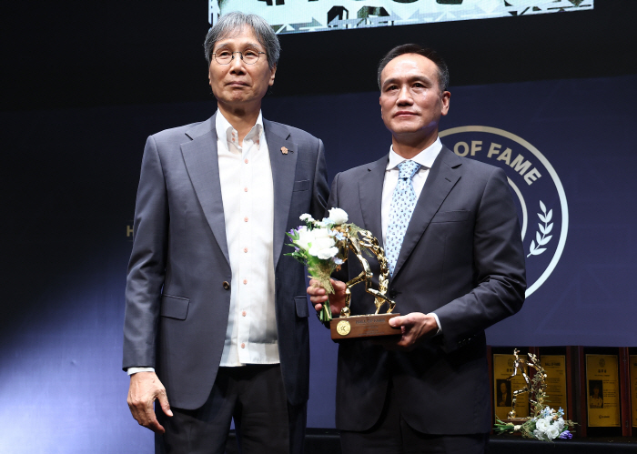 Oh! Another impression delivered by father Yoo Sang-chul's son, Chairman Chung Mong-joon's whip only when Japan wins…Kim Joo-sung → Kim Byung-ji → Dejan → Kim Ho, coach of the 2nd K League Hall of Fame, was inducted