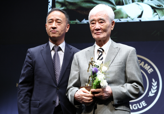 Oh! Another impression delivered by father Yoo Sang-chul's son, Chairman Chung Mong-joon's whip only when Japan wins…Kim Joo-sung → Kim Byung-ji → Dejan → Kim Ho, coach of the 2nd K League Hall of Fame, was inducted
