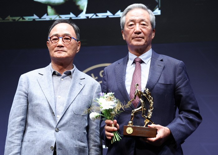Oh! Another impression delivered by father Yoo Sang-chul's son, Chairman Chung Mong-joon's whip only when Japan wins…Kim Joo-sung → Kim Byung-ji → Dejan → Kim Ho, coach of the 2nd K League Hall of Fame, was inducted
