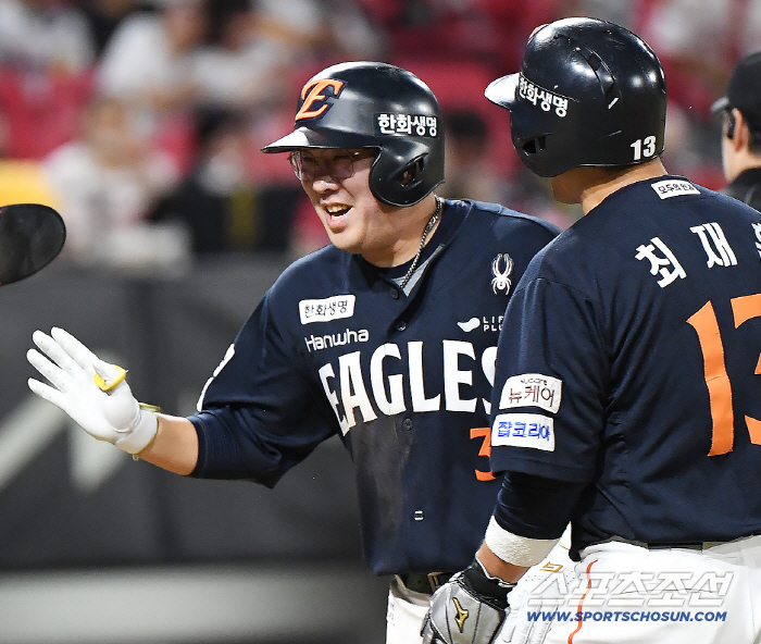  Ahn Chi-hong, who smiles, explodes into a three-run shot