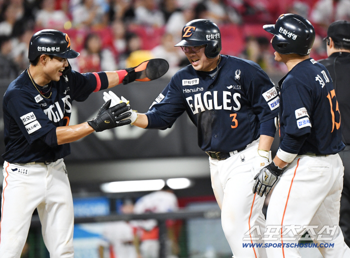  An Chi-hong bursts a wedge three-run shot
