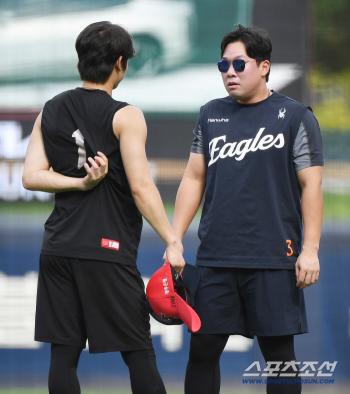  An Chi-hong greets Park Chan-ho