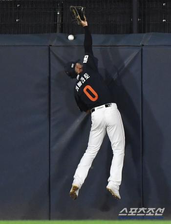  Choi Hyung-woo's double that falls on top of the fence