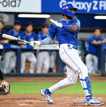  Diaz explodes with an RBI equalizer!