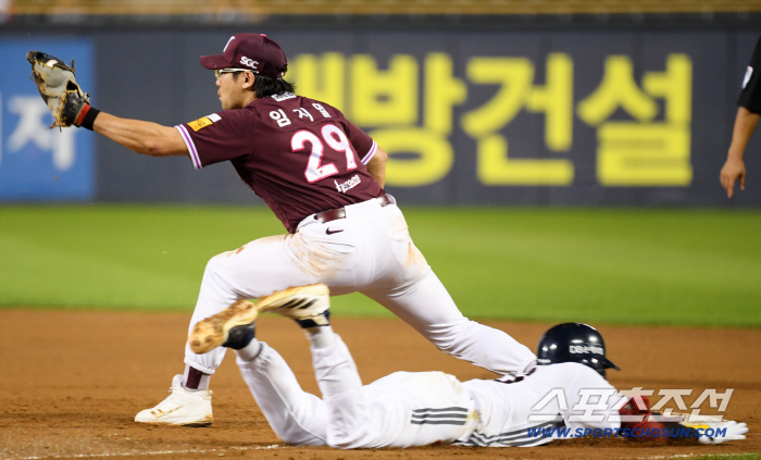  First baseman Lim Ji-yeol caught Alcantara's throw well