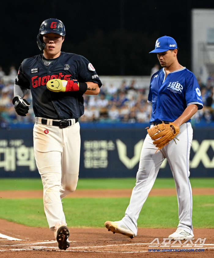  Go Seungmin scores first on Garabito's wild pitch