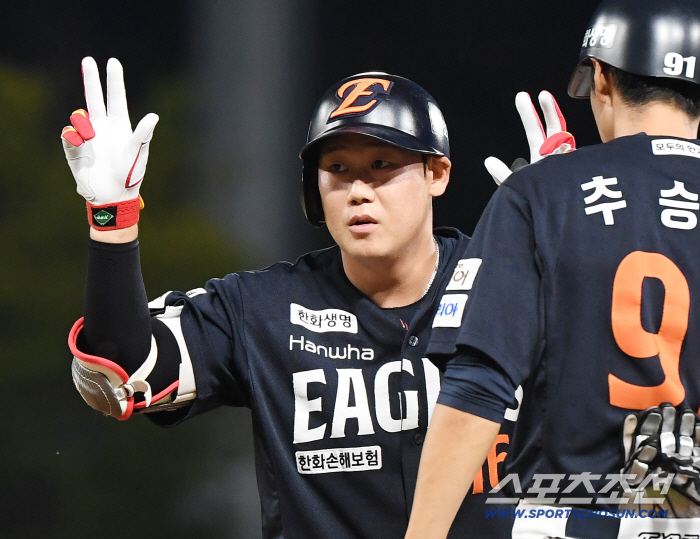  Ha Joo-seok, who has a good batting sense, gets on base with a missed hit