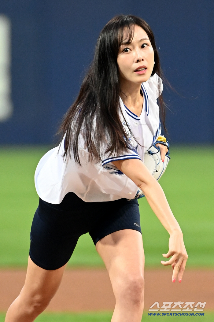  Hong Soo Hyun, showing off her bright beauty, first pitch