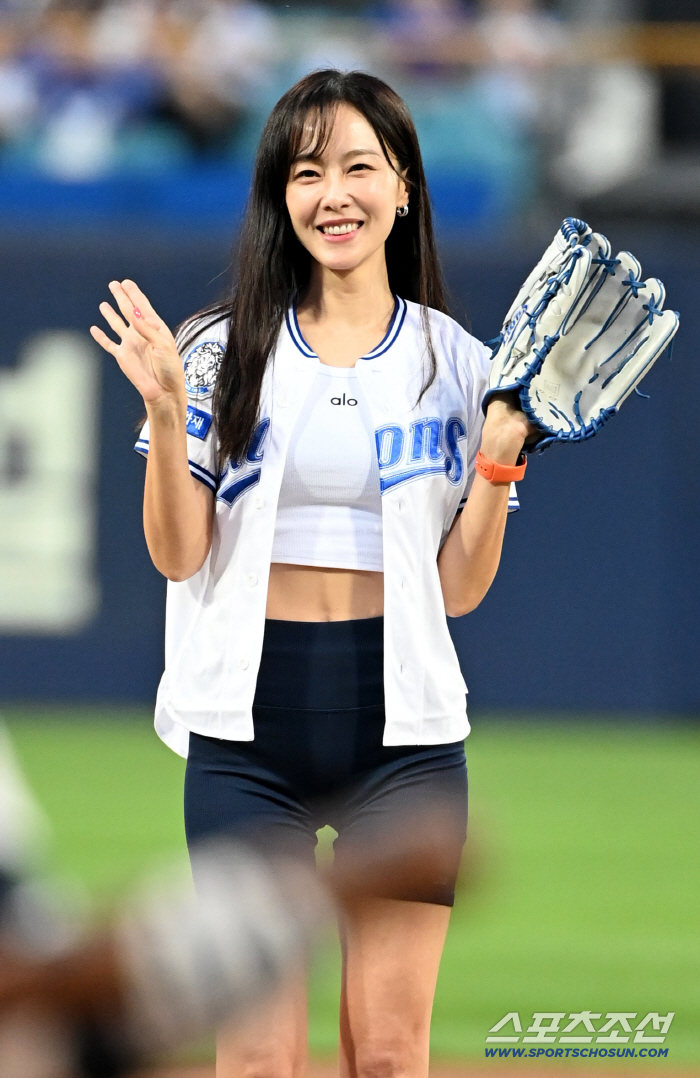  Hong Soo-hyun's elegant smile after the first pitch
