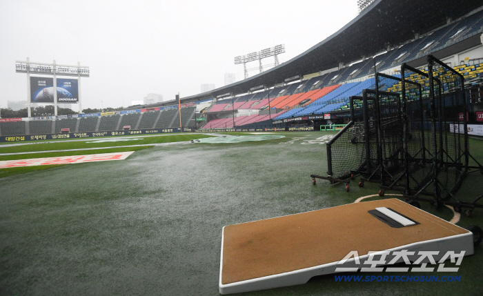 Jamsil Stadium on a rainy day