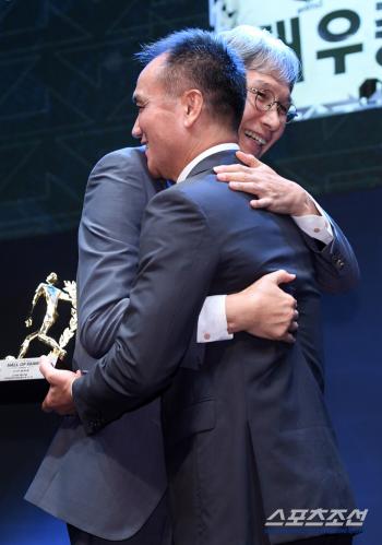  Kim Joo-sung, Choi Soon-ho, the general manager, a hot hug