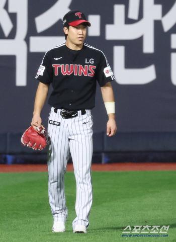  Koo Bon-hyuk's first start with left field gloves
