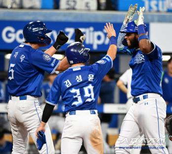  Koo Ja-wook and Kim Sung-yoon greet the three-run Diaz from behind