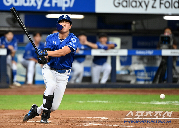  Koo Ja-wook hit a foul ball in the foot